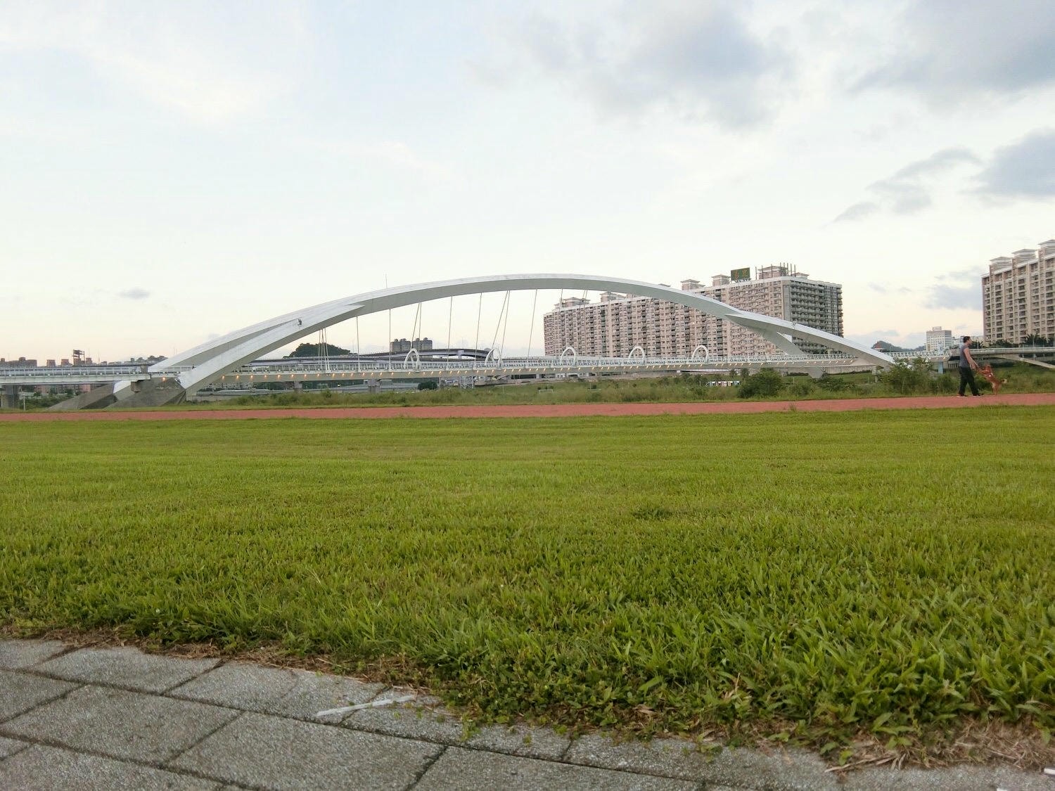 【毛小孩】｜新店｜陽光運動公園 在城市中也能讓毛小孩放手奔跑的好去處～