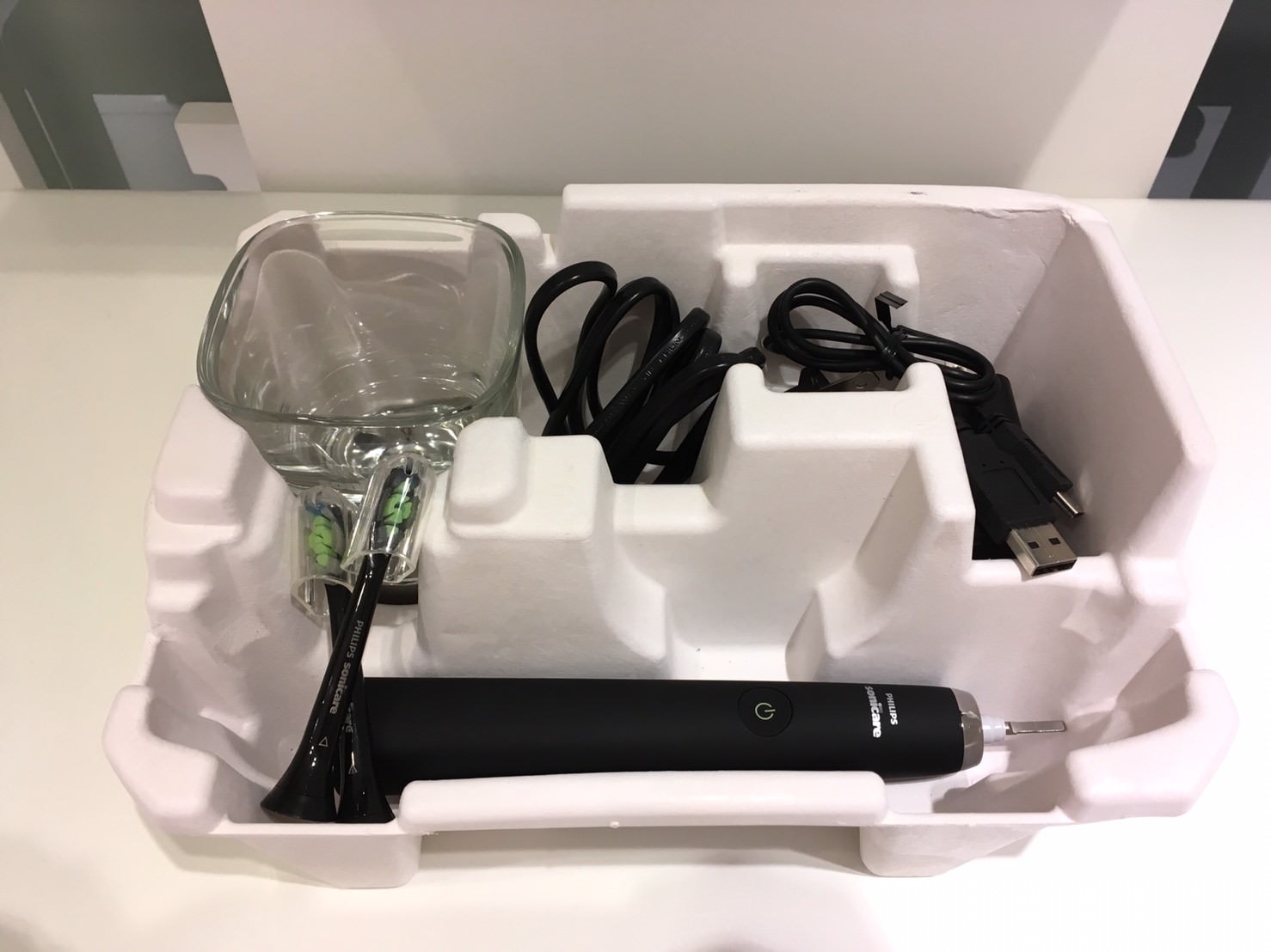 【牙齒保健】Philips Sonicare 飛利浦鑽石靚白音波震動牙刷開箱囉～美白清潔照護都交給它！